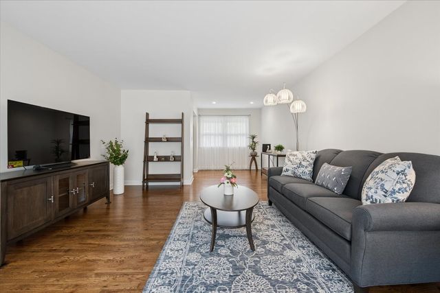 1742 E Tano Lane, Mount Prospect, IL 60056