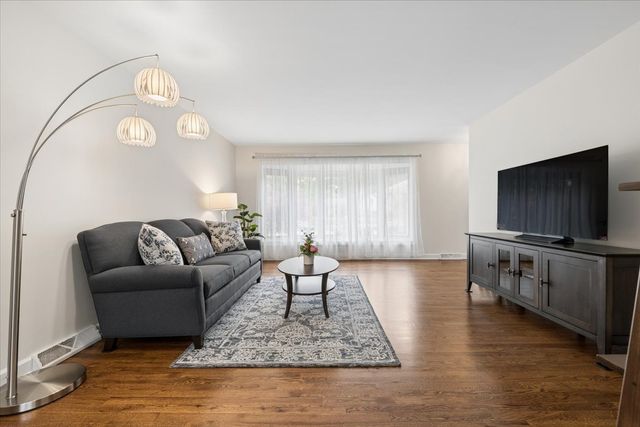 1742 E Tano Lane, Mount Prospect, IL 60056