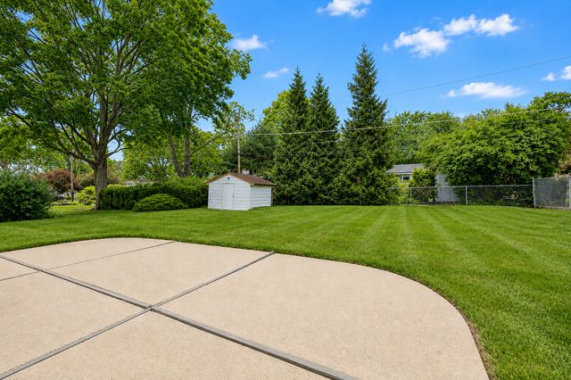 1742 E Tano Lane, Mount Prospect, IL 60056