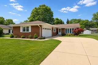 1742 E Tano Lane, Mount Prospect, IL 60056