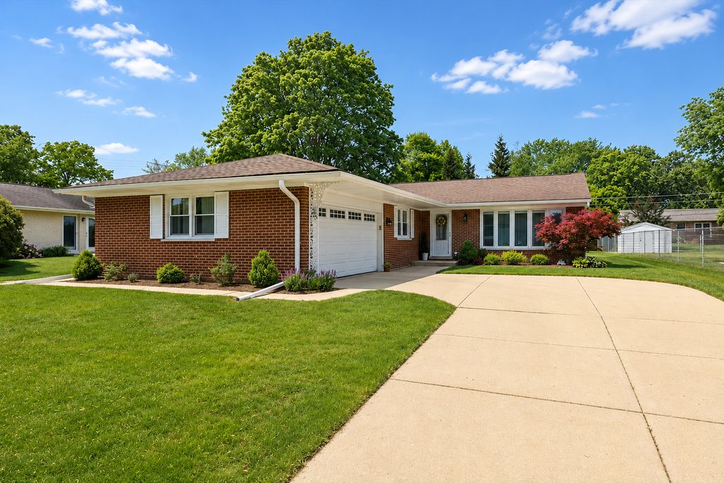 1742 E Tano Lane, Mount Prospect, IL 60056