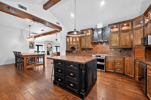 700 Willow Creek RD, Salado, TX 76571