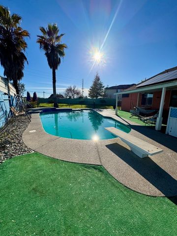 1363 Merganser Court, Newman, CA 95360