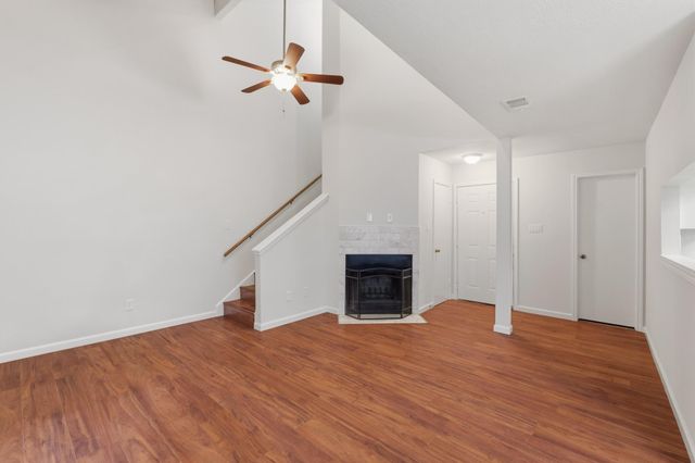 512 Eberhart LN 1402, Austin, TX 78745