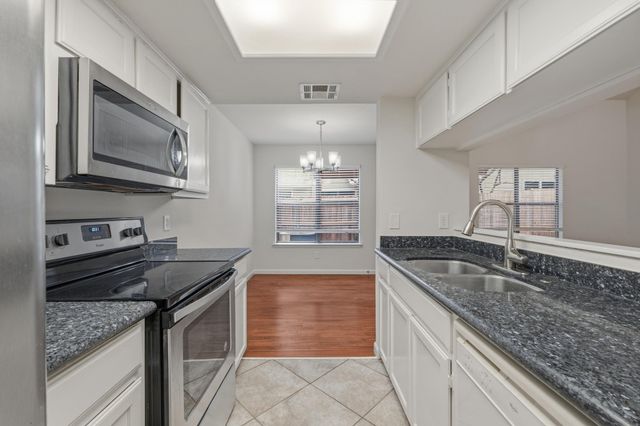 512 Eberhart LN 1402, Austin, TX 78745