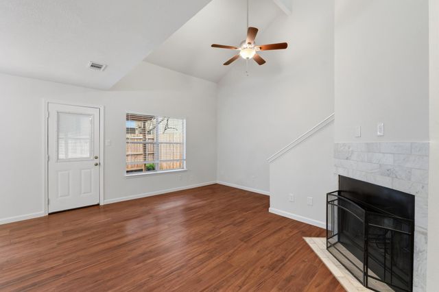 512 Eberhart LN 1402, Austin, TX 78745