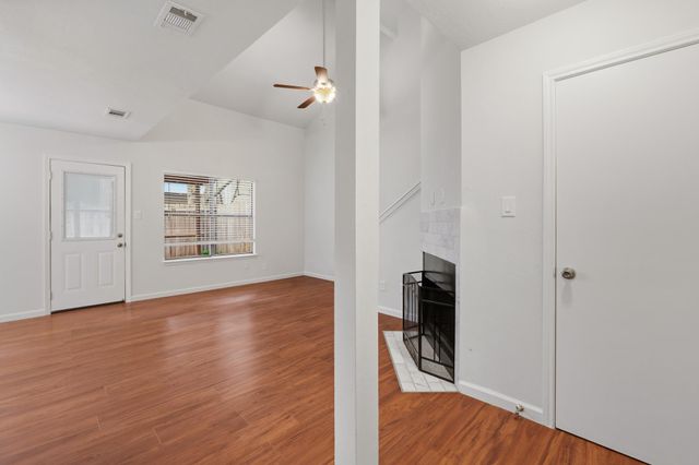 512 Eberhart LN 1402, Austin, TX 78745