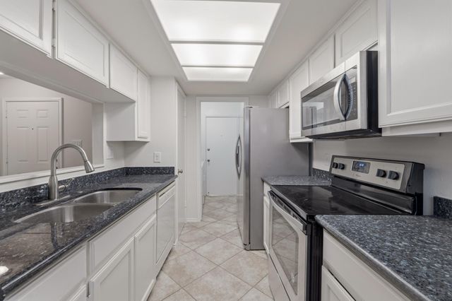 512 Eberhart LN 1402, Austin, TX 78745