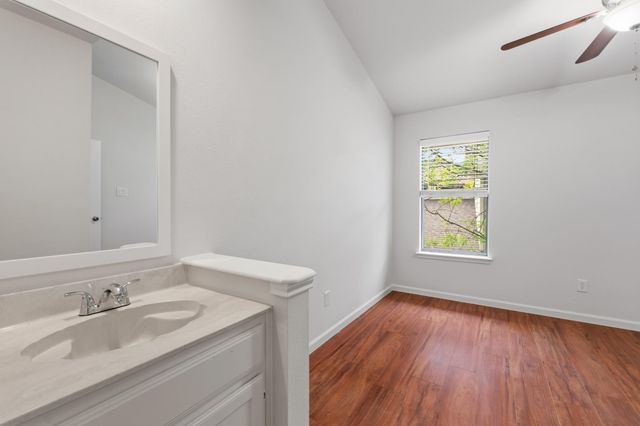 512 Eberhart LN 1402, Austin, TX 78745