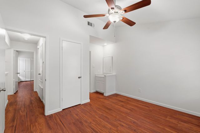 512 Eberhart LN 1402, Austin, TX 78745