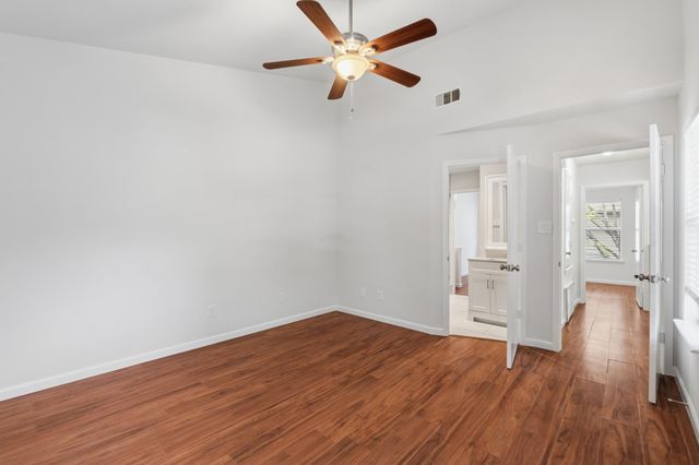 512 Eberhart LN 1402, Austin, TX 78745