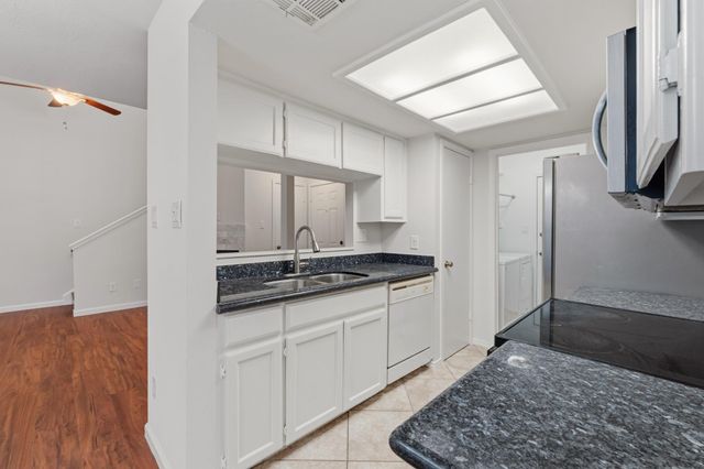 512 Eberhart LN 1402, Austin, TX 78745