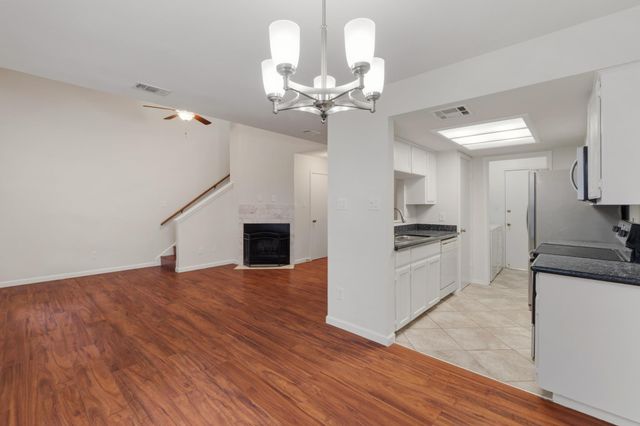 512 Eberhart LN 1402, Austin, TX 78745