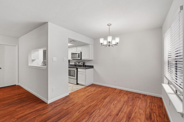 512 Eberhart LN 1402, Austin, TX 78745