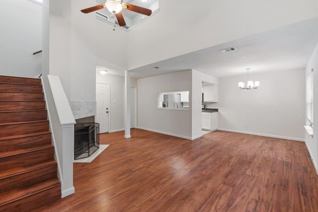 512 Eberhart LN 1402, Austin, TX 78745