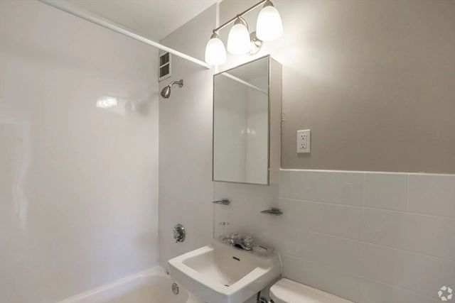 8 Lake View Gardens 8, Natick, MA 01760