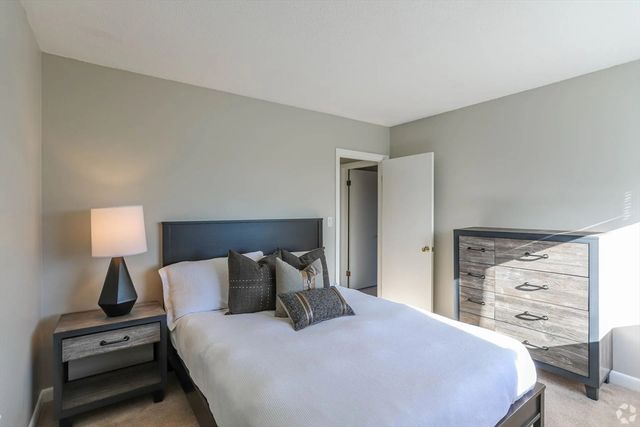 8 Lake View Gardens 8, Natick, MA 01760