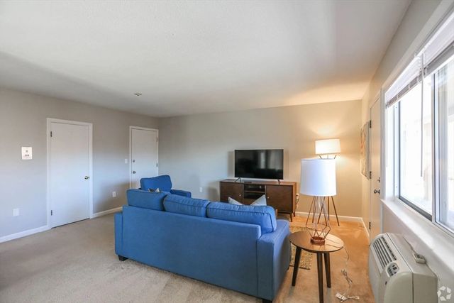 8 Lake View Gardens 8, Natick, MA 01760