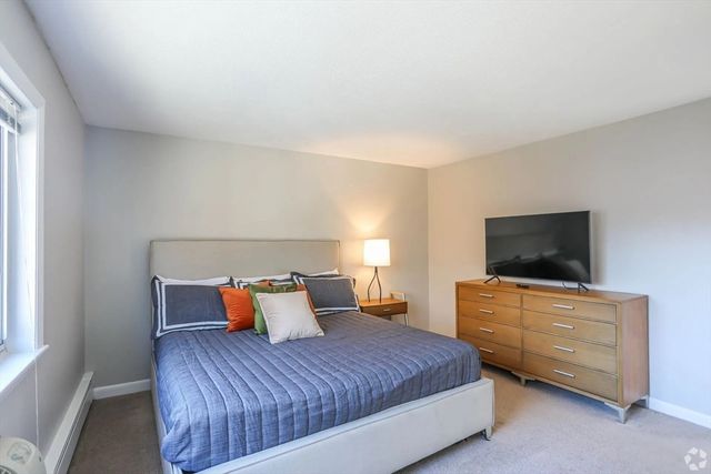 8 Lake View Gardens 8, Natick, MA 01760