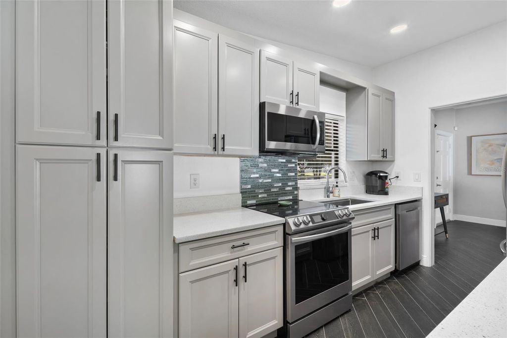 Image 2 of property listing at 18 N ALDER DRIVE, Orlando, FL 32807
