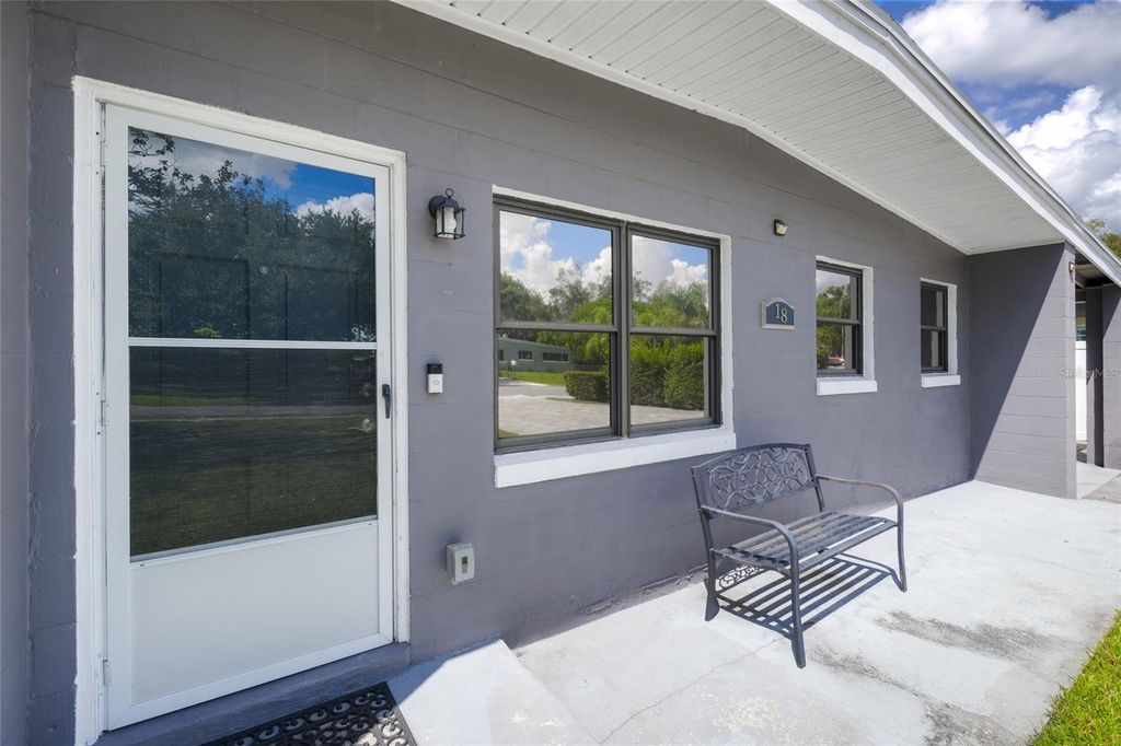 Image 4 of property listing at 18 N ALDER DRIVE, Orlando, FL 32807