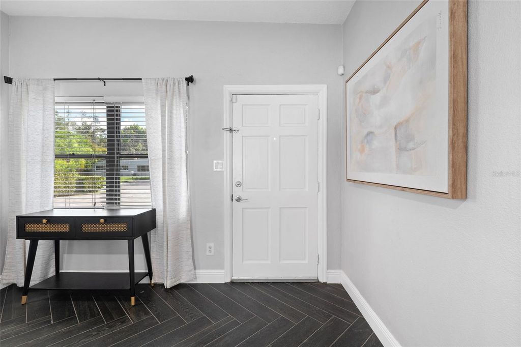 Image 6 of property listing at 18 N ALDER DRIVE, Orlando, FL 32807