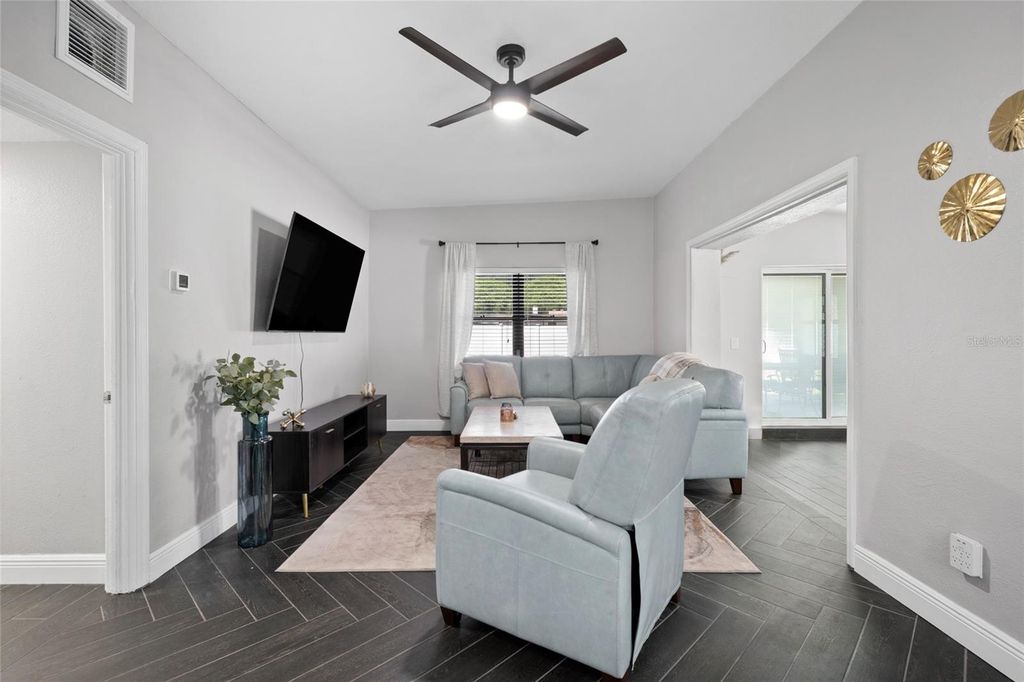 Image 7 of property listing at 18 N ALDER DRIVE, Orlando, FL 32807
