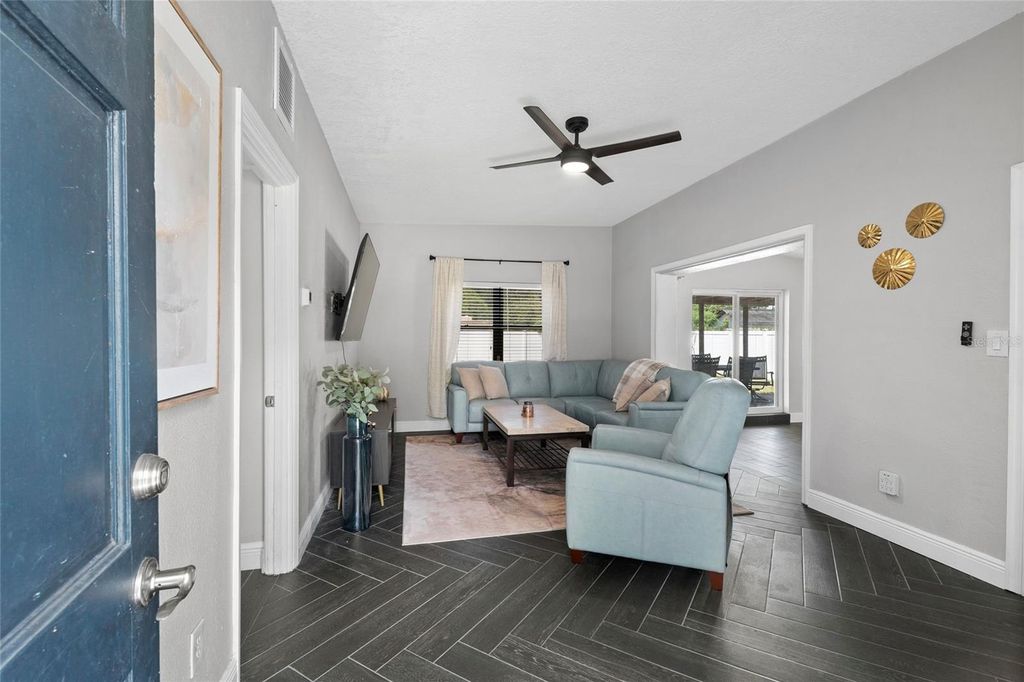 Image 9 of property listing at 18 N ALDER DRIVE, Orlando, FL 32807