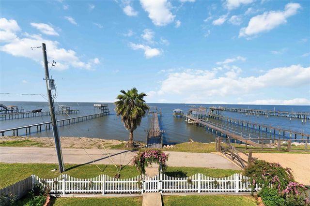 1813 Avenue A, Dickinson, TX 77539