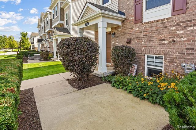 3211 Johanna Ware, Wixom, MI 48393
