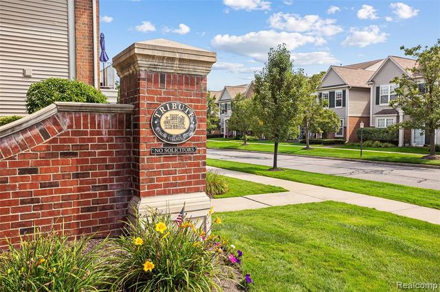 3211 Johanna Ware, Wixom, MI 48393