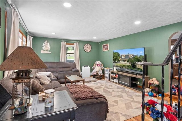 328 Stafford St, Leicester, MA 01611