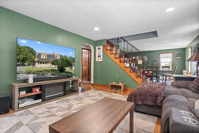 328 Stafford St, Leicester, MA 01611