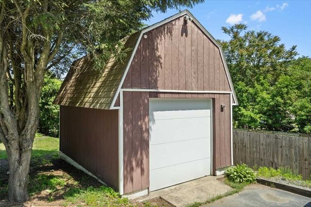 328 Stafford St, Leicester, MA 01611