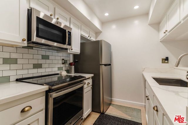 1230 N Sweetzer Avenue 204, West Hollywood, CA 90069