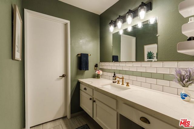 1230 N Sweetzer Avenue 204, West Hollywood, CA 90069