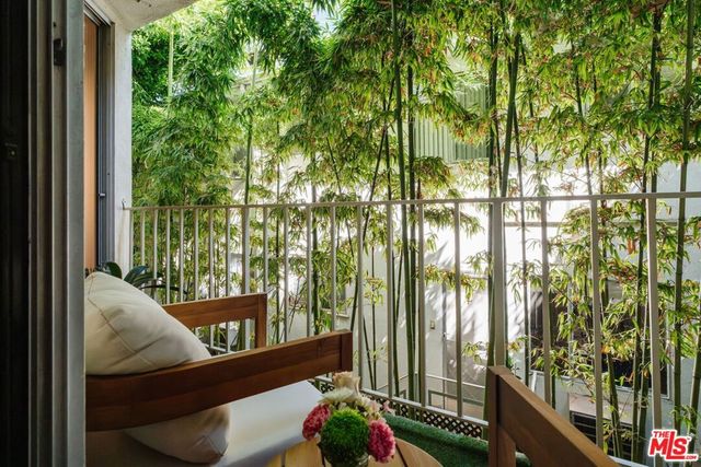 1230 N Sweetzer Avenue 204, West Hollywood, CA 90069