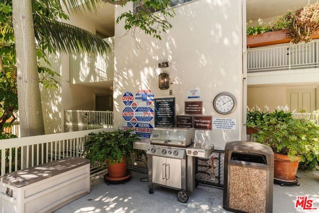 1230 N Sweetzer Avenue 204, West Hollywood, CA 90069