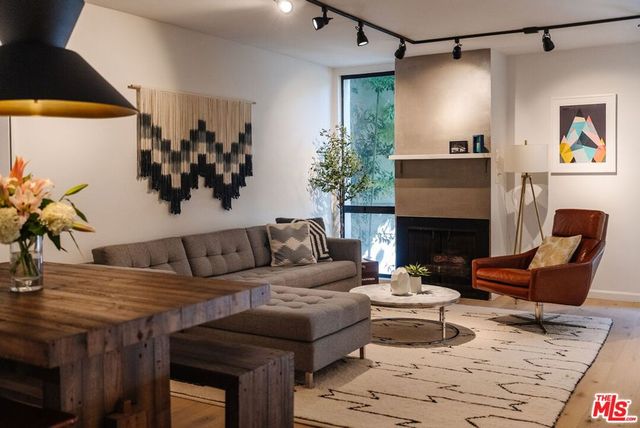 1230 N Sweetzer Avenue 204, West Hollywood, CA 90069