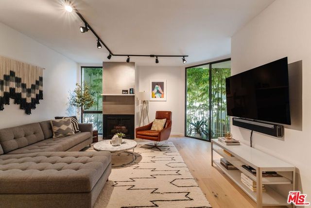 1230 N Sweetzer Avenue 204, West Hollywood, CA 90069