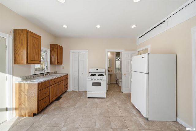 1427 N SHERIDAN Road, Peoria, IL 61606