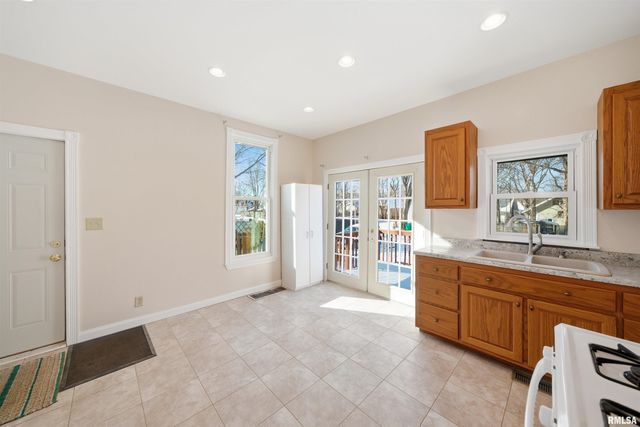 1427 N SHERIDAN Road, Peoria, IL 61606