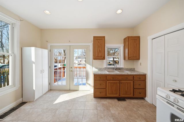 1427 N SHERIDAN Road, Peoria, IL 61606