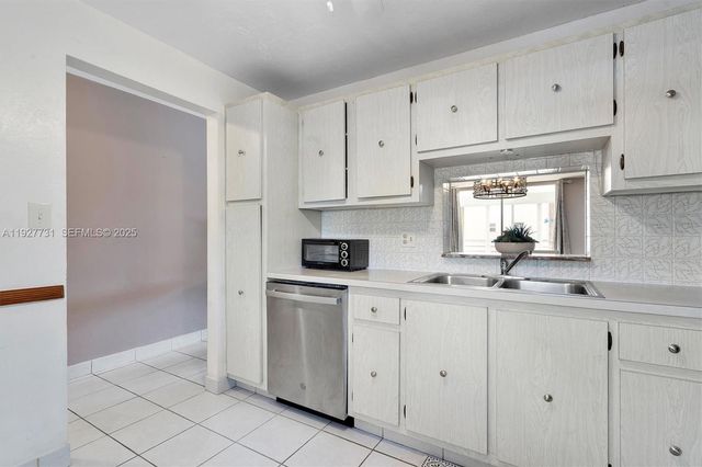 324 SE 10th St 203, Dania Beach, FL 33004