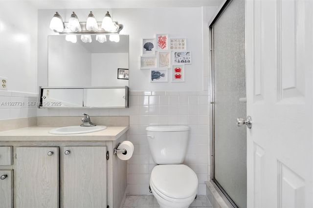 324 SE 10th St 203, Dania Beach, FL 33004