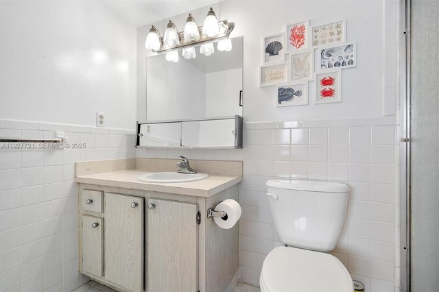 324 SE 10th St 203, Dania Beach, FL 33004