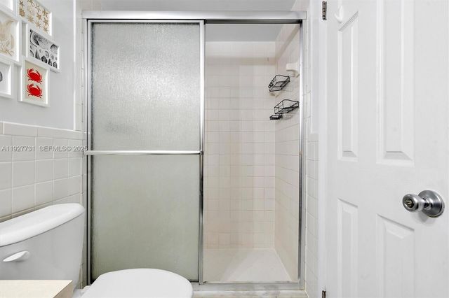 324 SE 10th St 203, Dania Beach, FL 33004