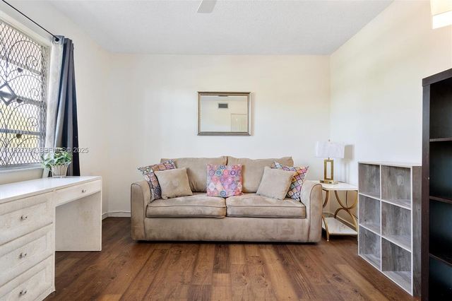 324 SE 10th St 203, Dania Beach, FL 33004