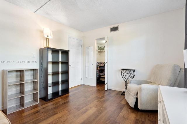 324 SE 10th St 203, Dania Beach, FL 33004