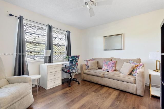 324 SE 10th St 203, Dania Beach, FL 33004